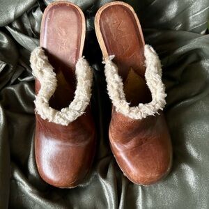 Vintage Y2K MIA Brown Leather Clogs with Cream Fur Trim